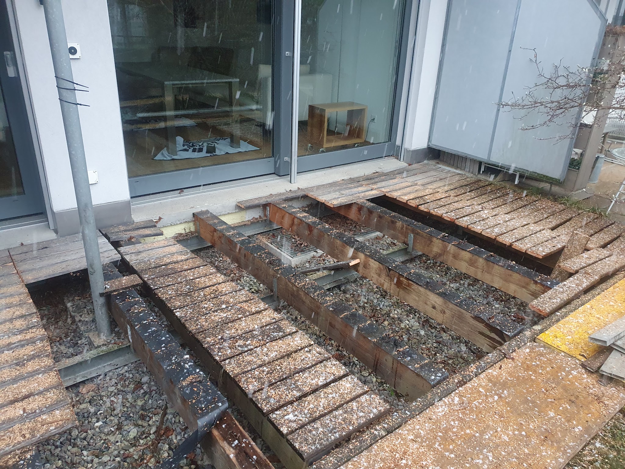 Terrasse im Umbau, alter Holzbelag wird entfernt