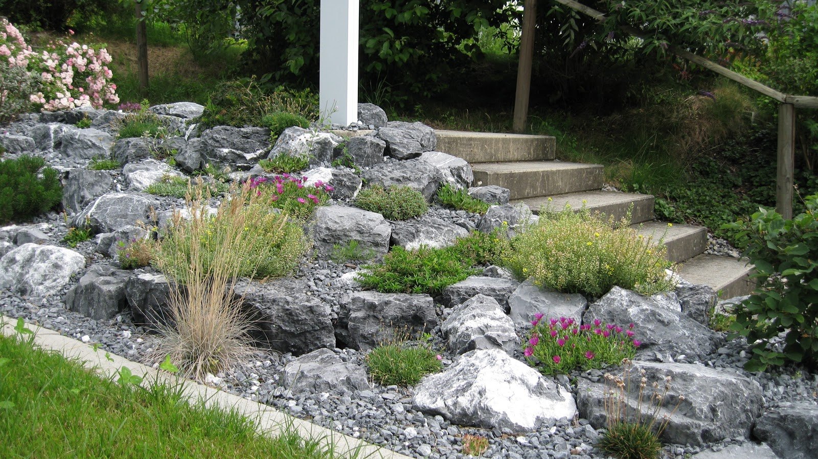 Steingarten mit Alpenkalk und Treppe