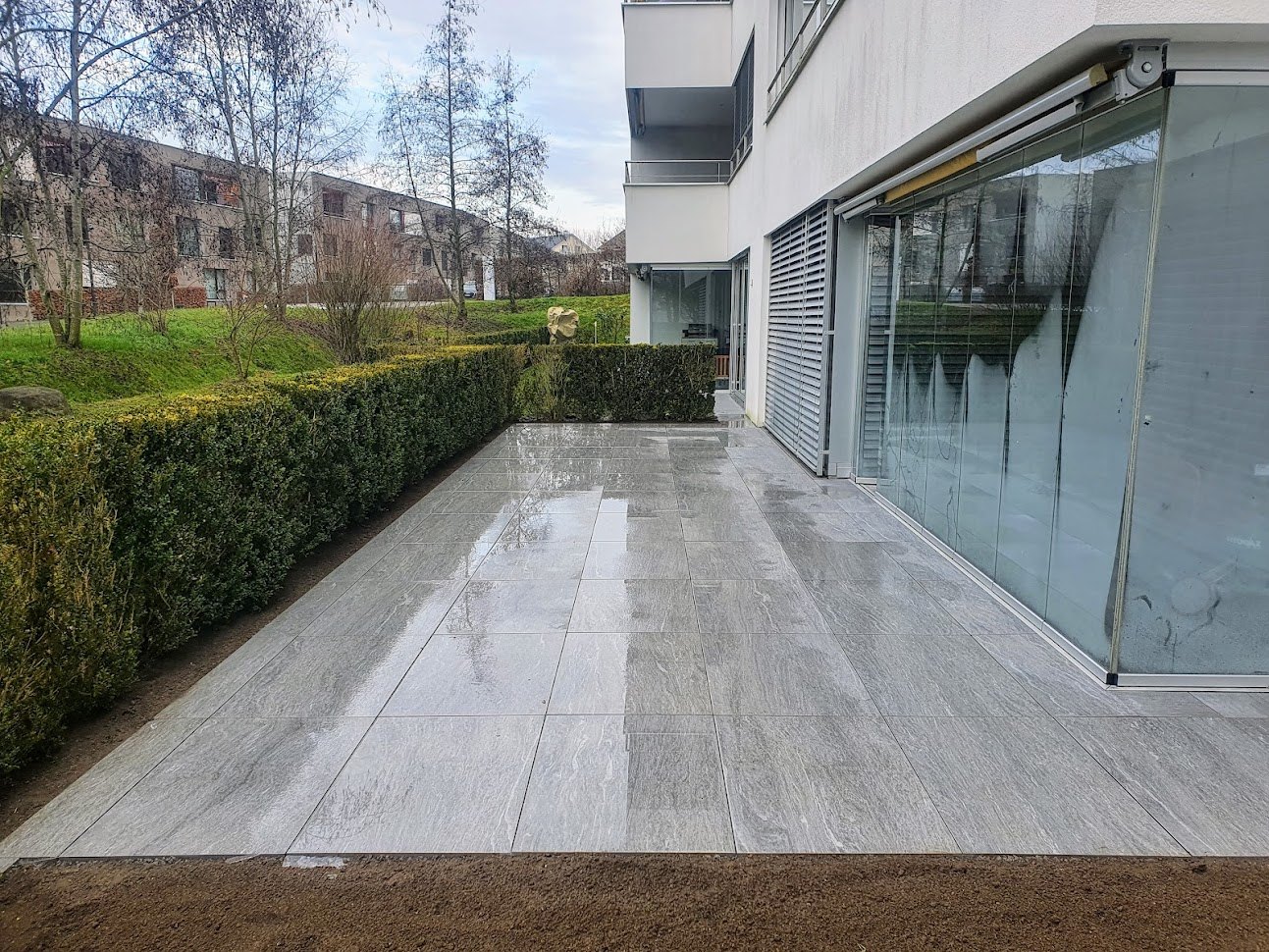 Terrasse nach dem Verlegen der Keramikplatten