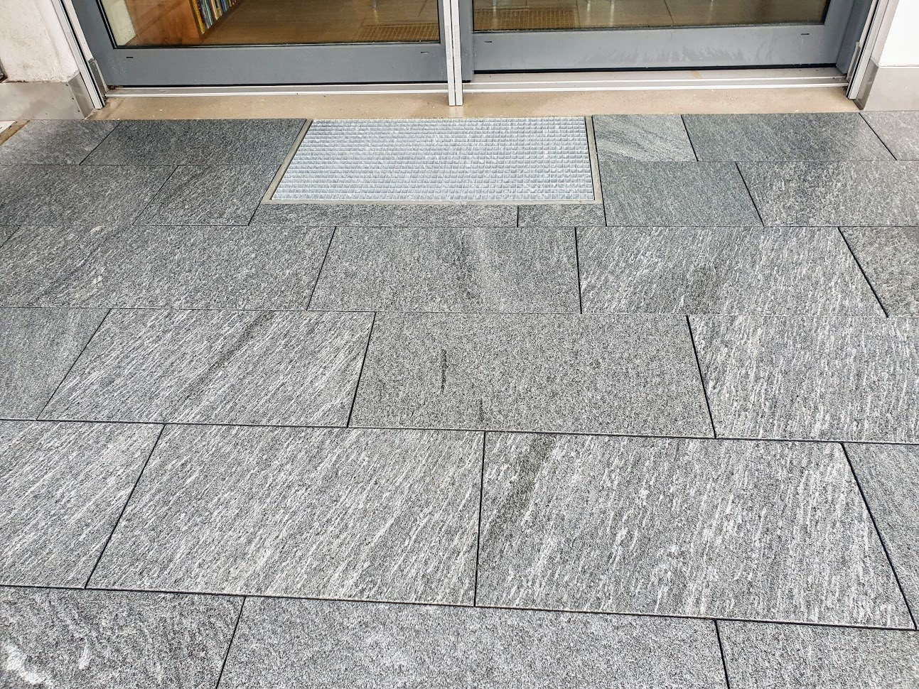 Natursteinplatten Maggia an einer Glastüre