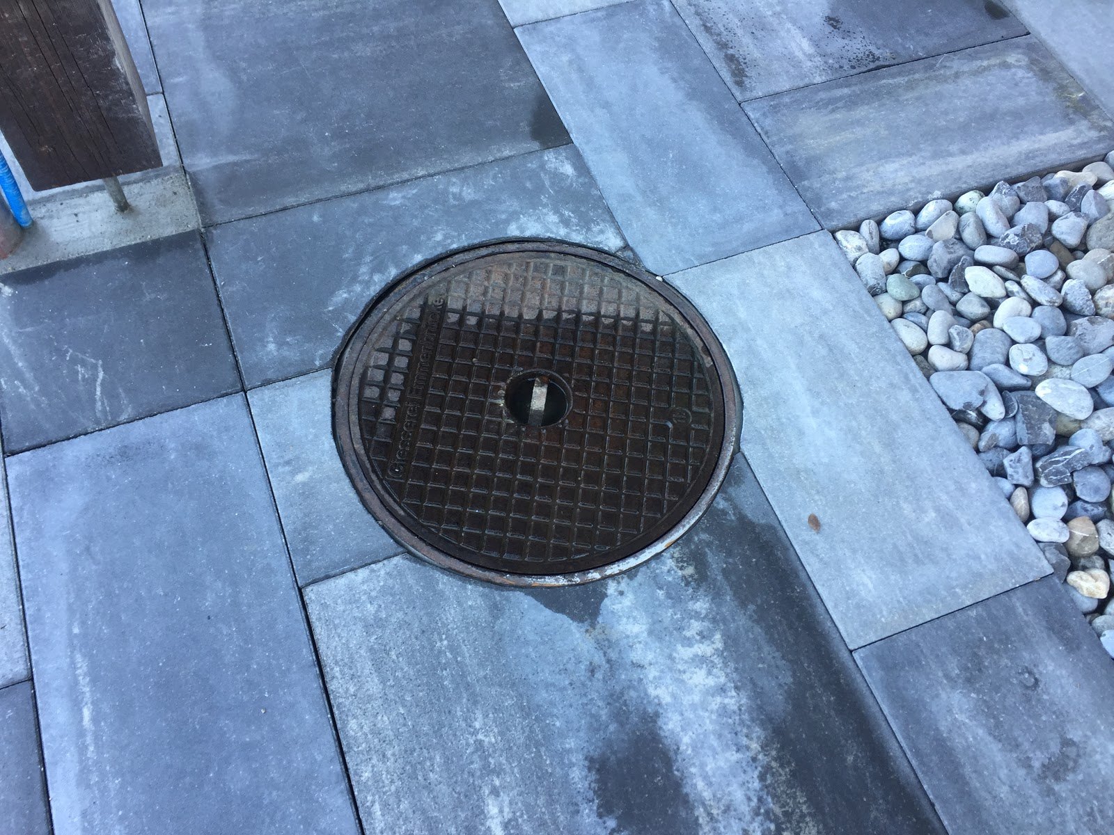 Plattenbelag mit Schachtdeckel