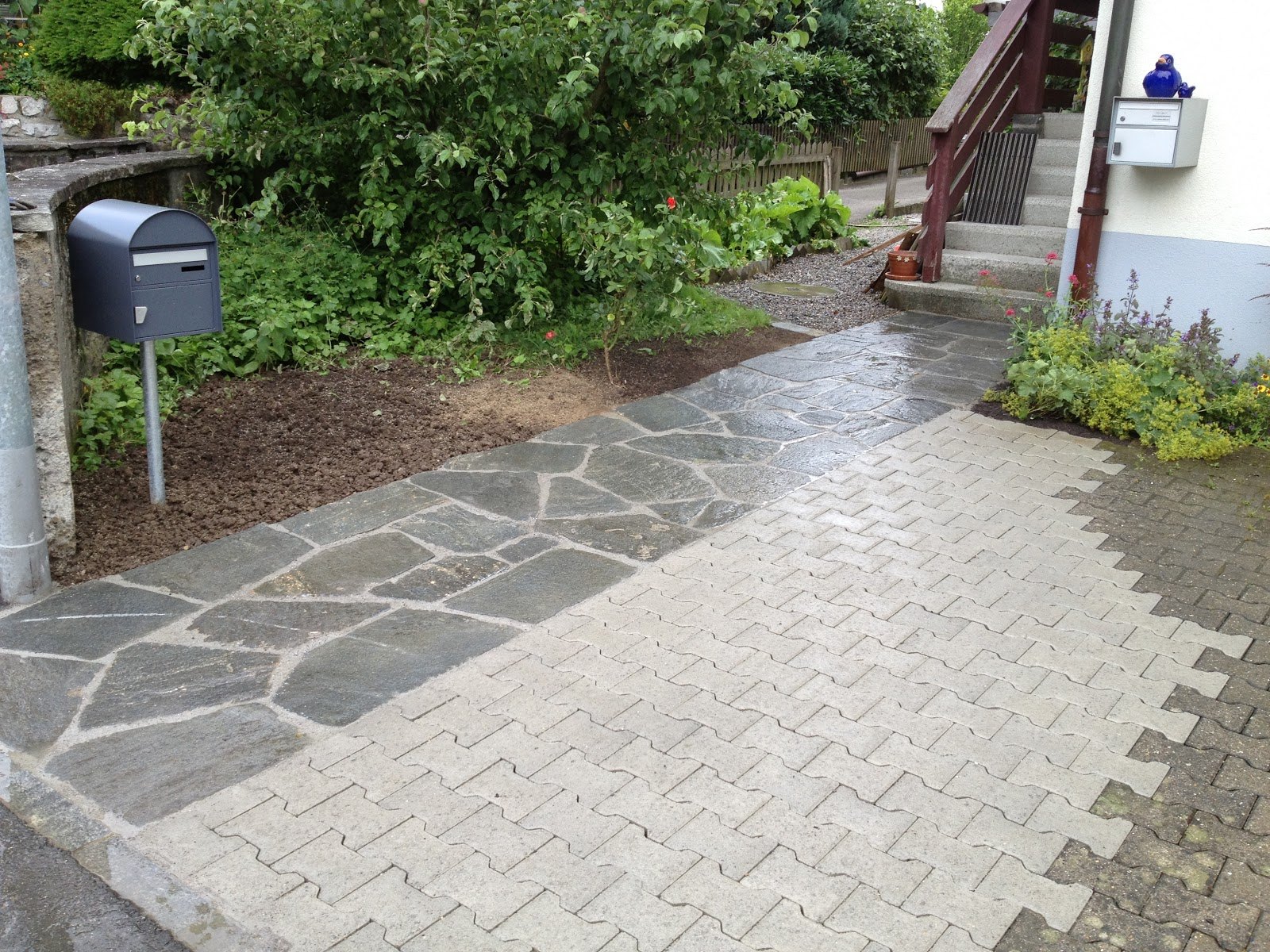 Gartenweg aus Natursteinplatten und Verbundsteinen