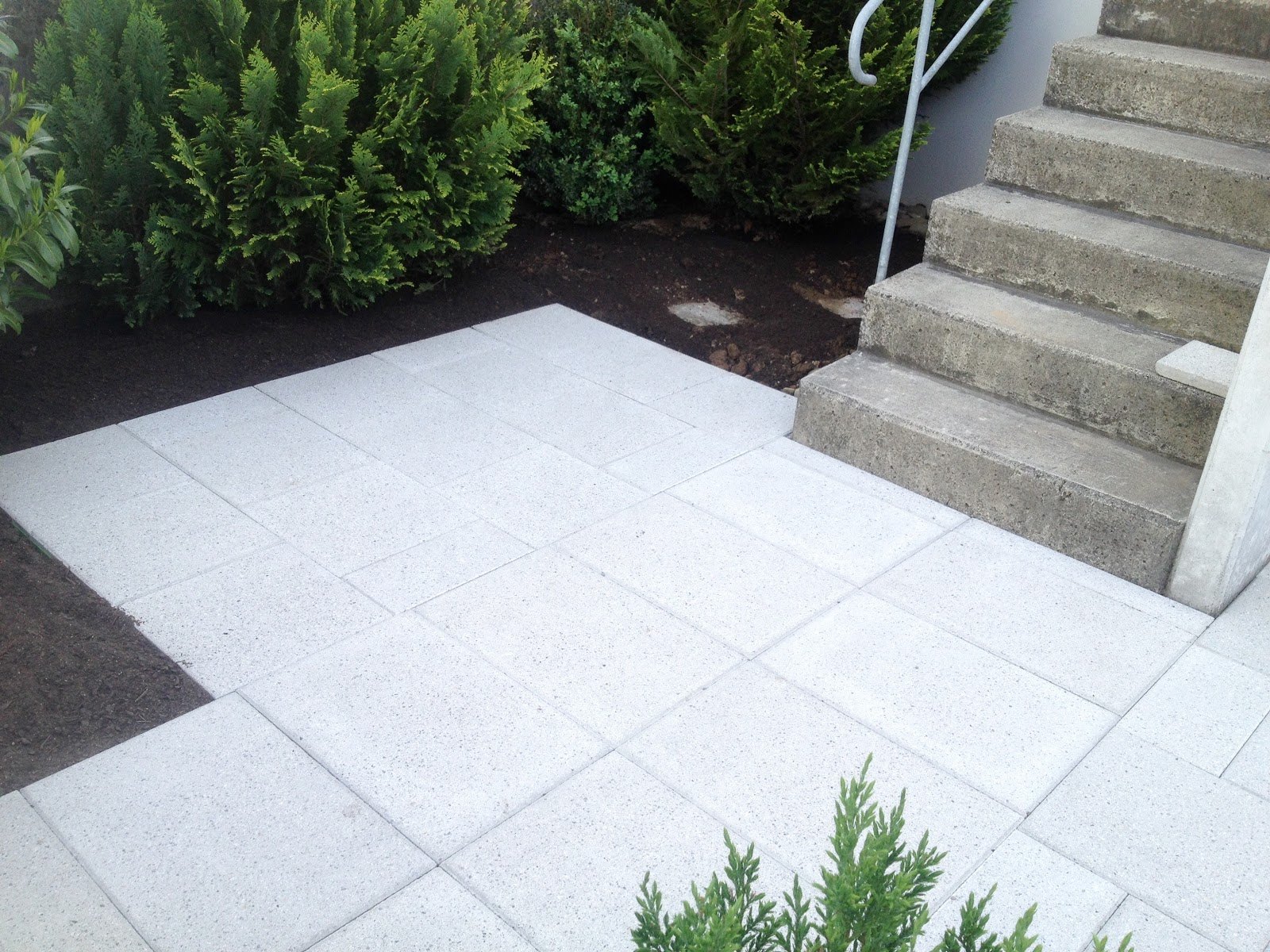 Neuer Plattenbelag vor einer Treppe